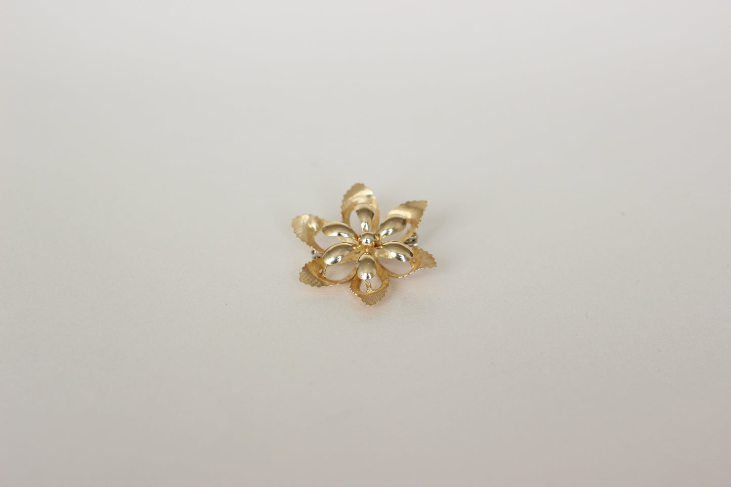 Vintage 18k Yellow Gold Flower Brooch – Hallmarked – Exquisite Detail – c.1950s