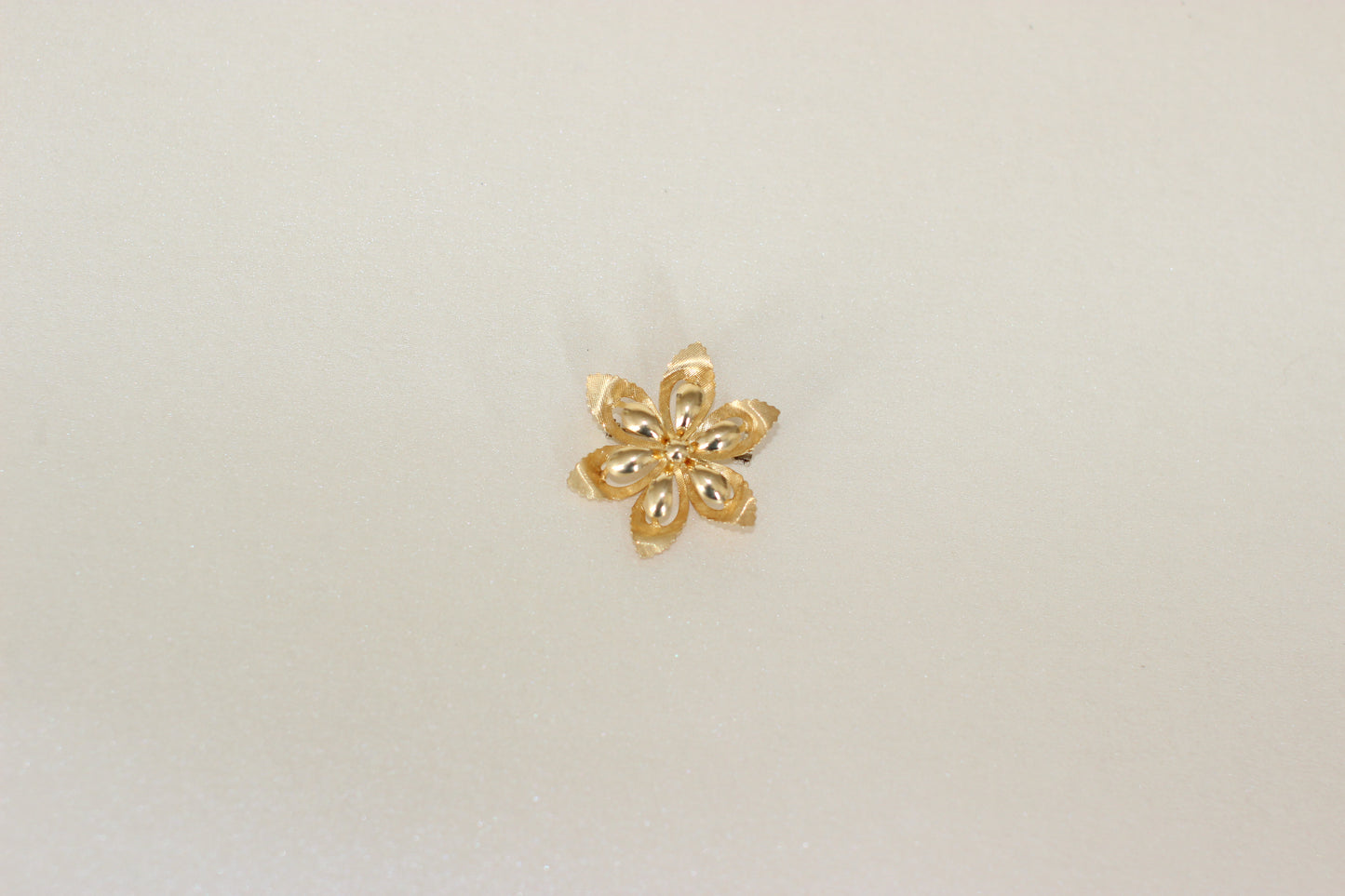 Vintage 18k Yellow Gold Flower Brooch – Hallmarked – Exquisite Detail – c.1950s