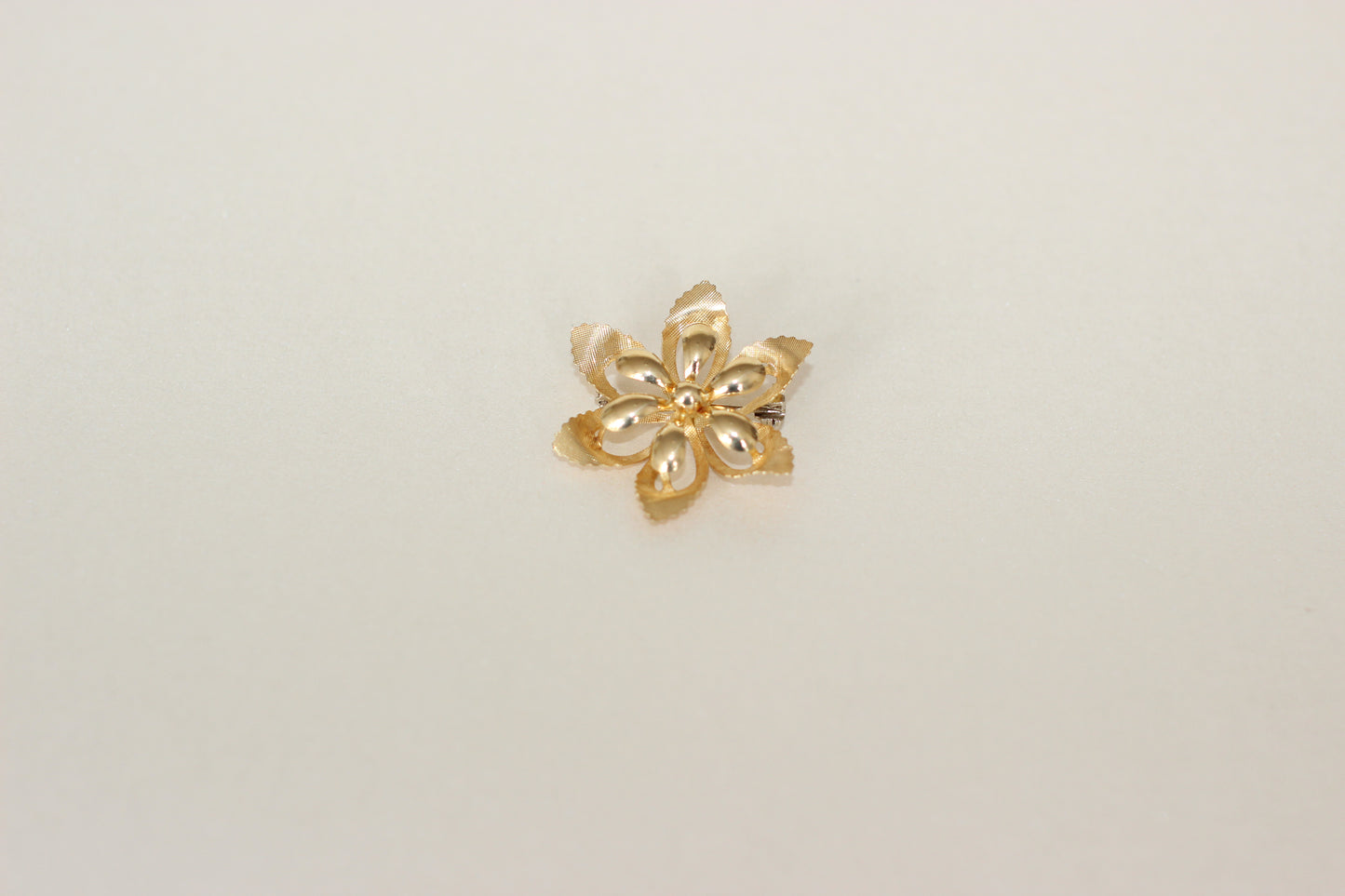 Vintage 18k Yellow Gold Flower Brooch – Hallmarked – Exquisite Detail – c.1950s