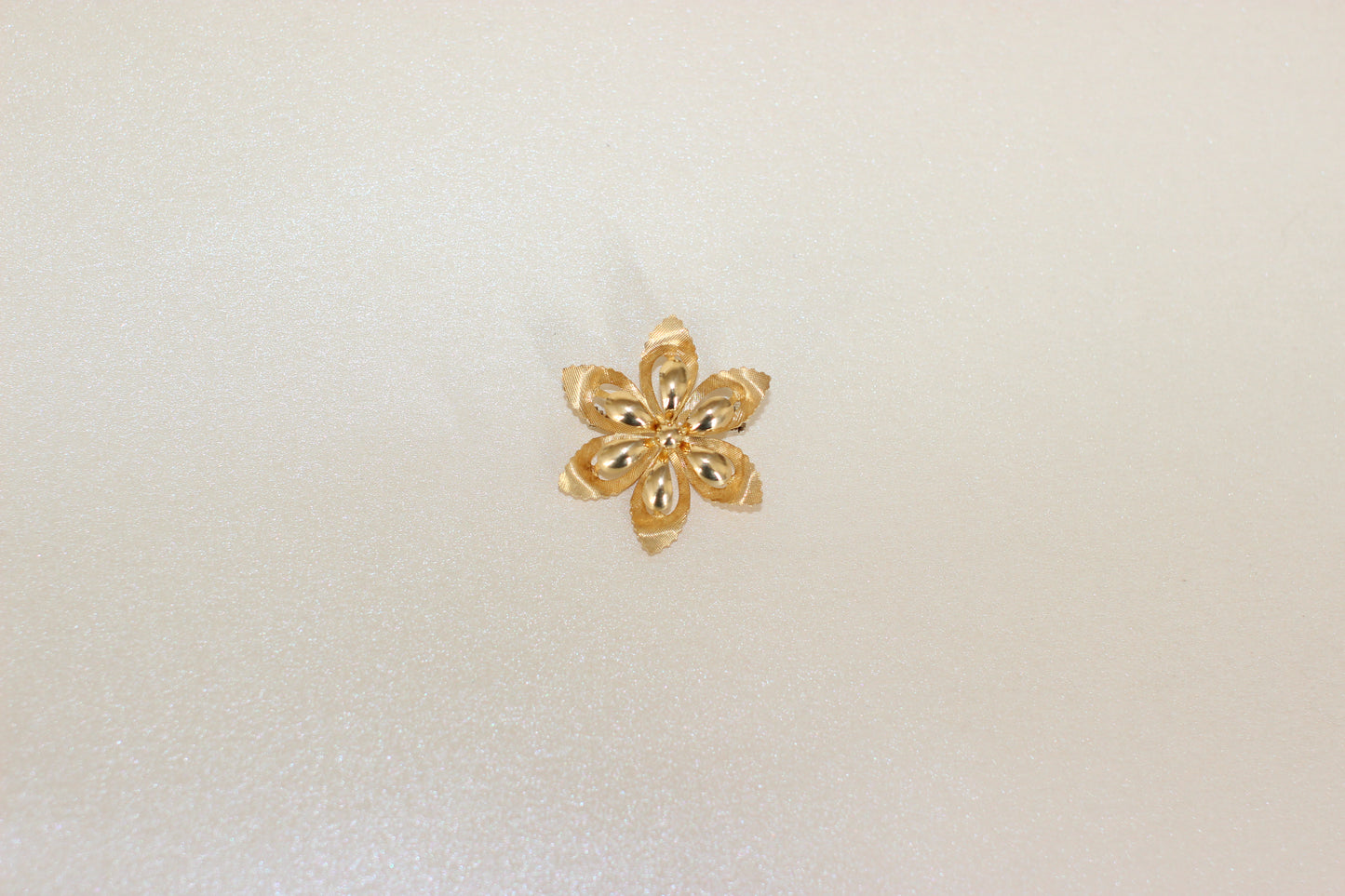 Vintage 18k Yellow Gold Flower Brooch – Hallmarked – Exquisite Detail – c.1950s