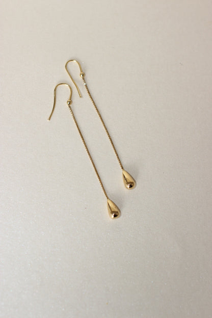 18K Solid Yellow Gold Drop Earrings – Sculptural Water Droplets on Chain – 1990s
