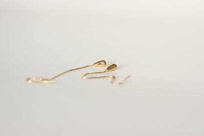 18K Solid Yellow Gold Drop Earrings – Sculptural Water Droplets on Chain – 1990s