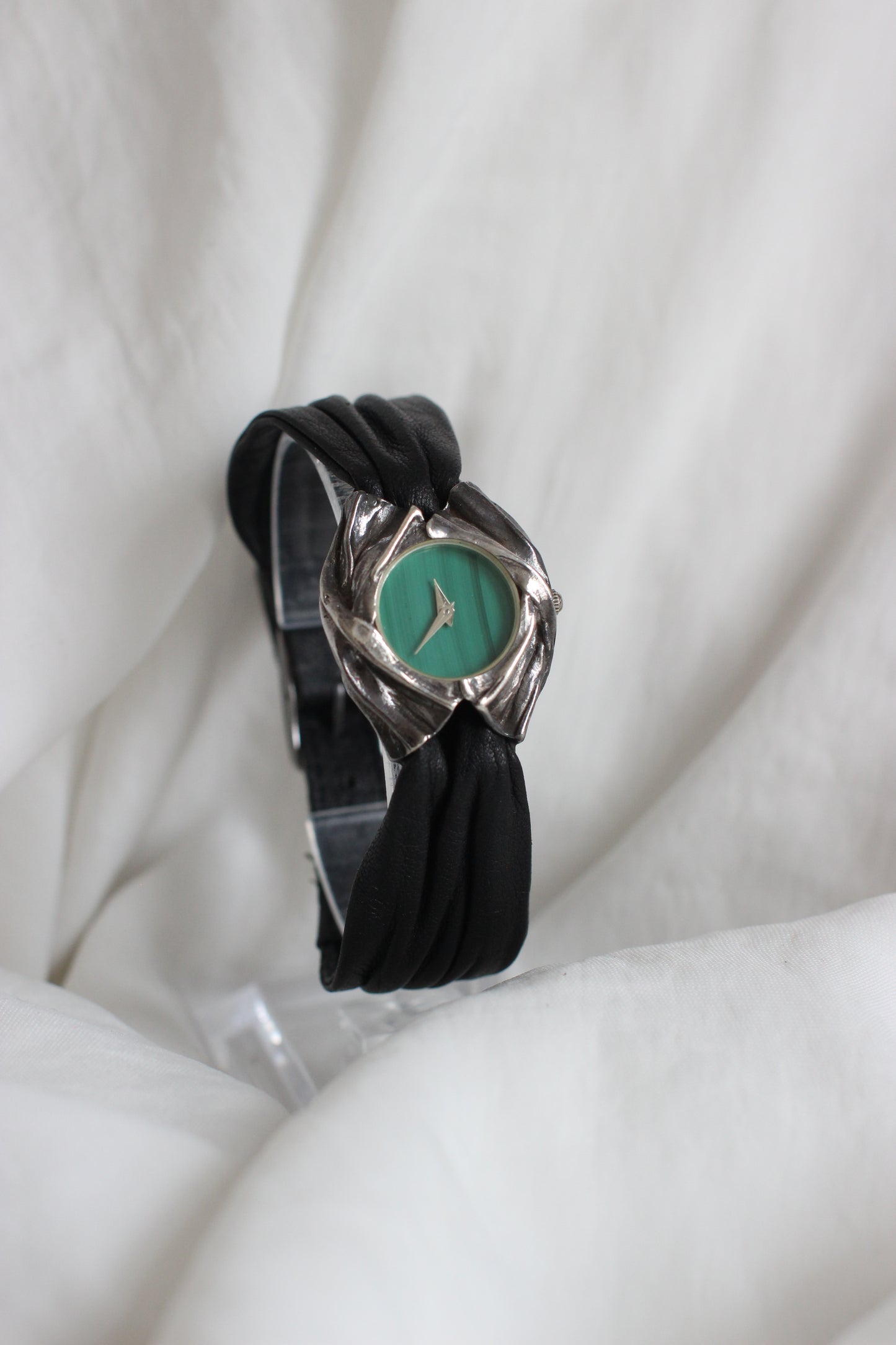Exceptional 1980s Draped-Effect Watch with Malachite Dial – Butterfly Leather Strap