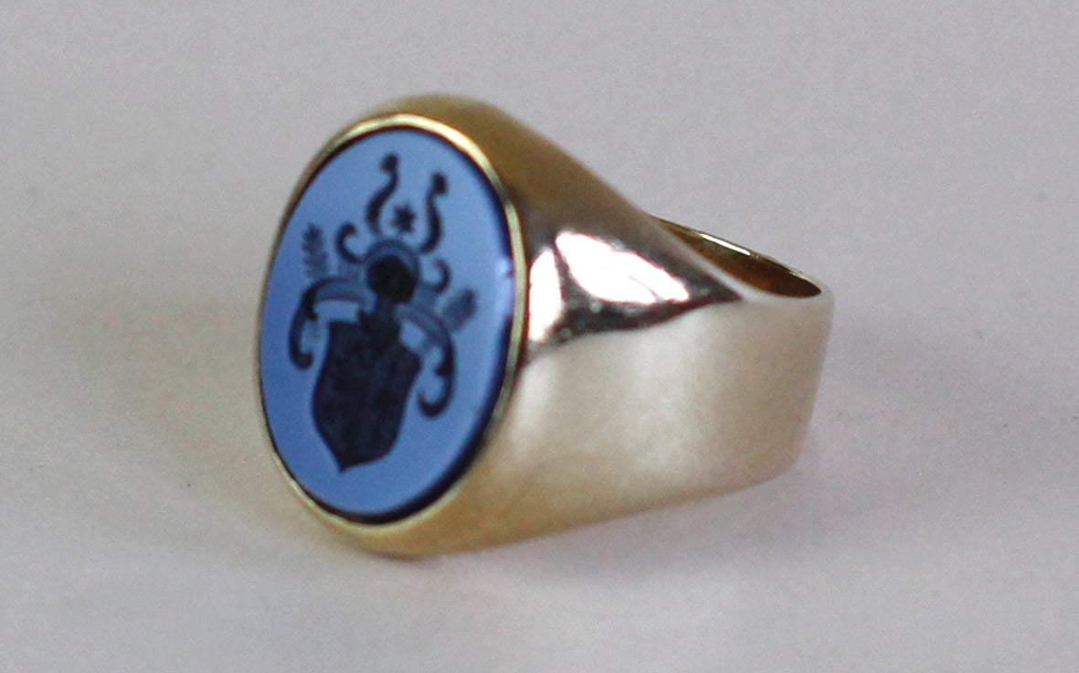 Vintage Signet Ring in Solid 333 Gold and Blue Agate Intaglio