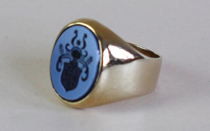 Vintage Signet Ring in Solid 333 Gold and Blue Agate Intaglio