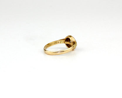 1945 Engraved 18k Gold and Diamonds Ring