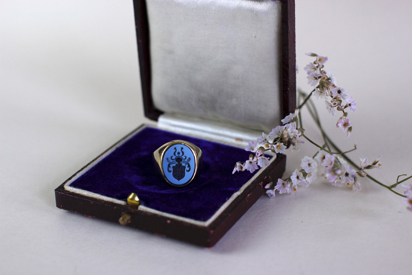 Vintage Signet Ring in Solid 333 Gold and Blue Agate Intaglio