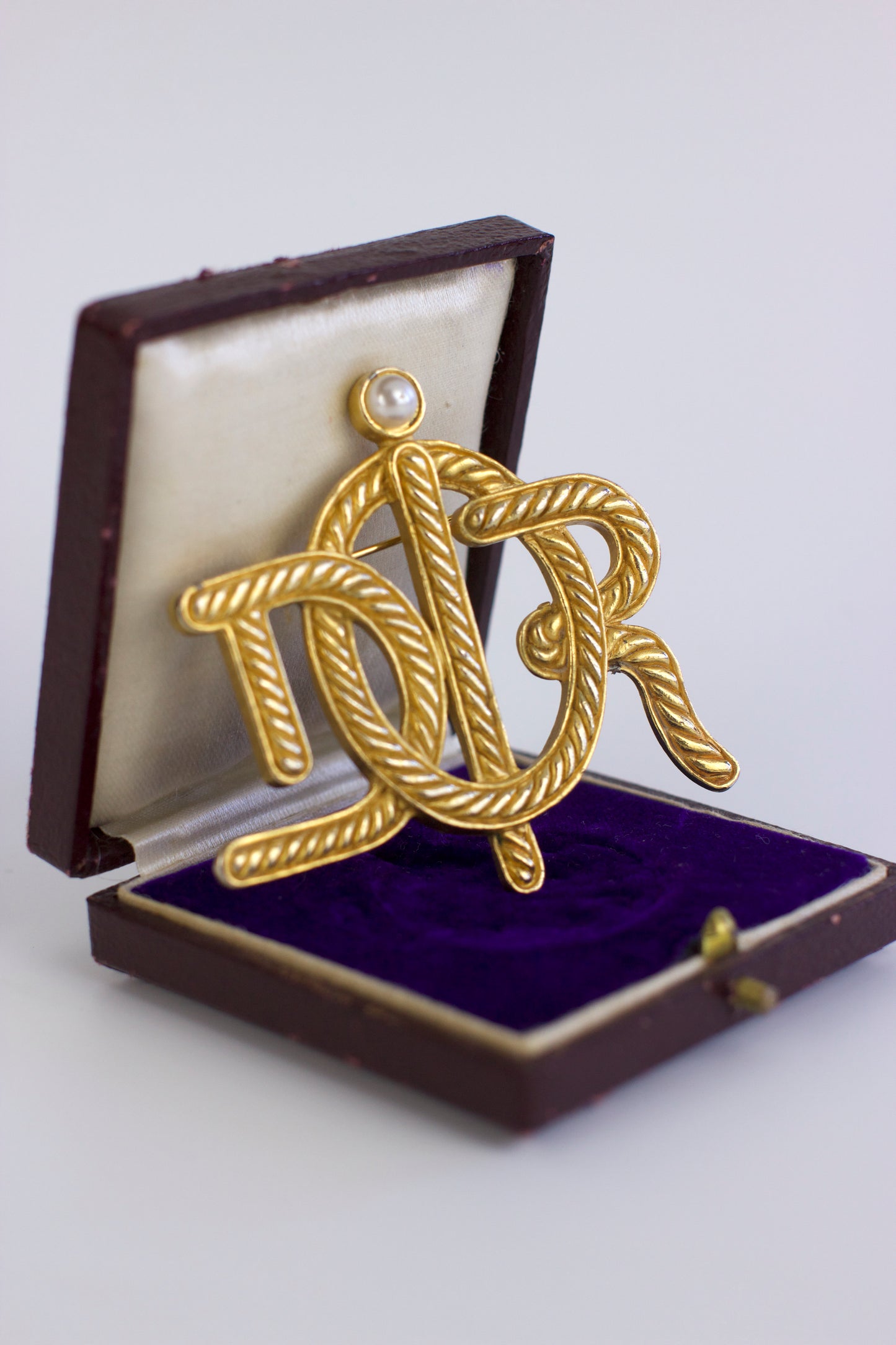 Broche symbole tressée en corde de bateau Dior des années 1980