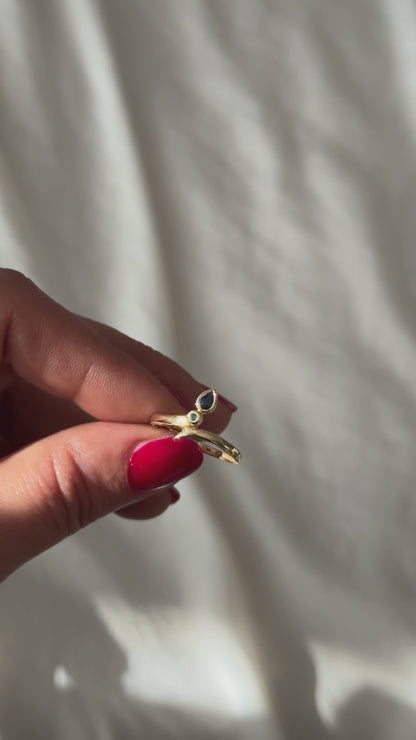 Vintage 18 Carat Gold Snake Ring with Pear-Shaped Sapphire and Emerald